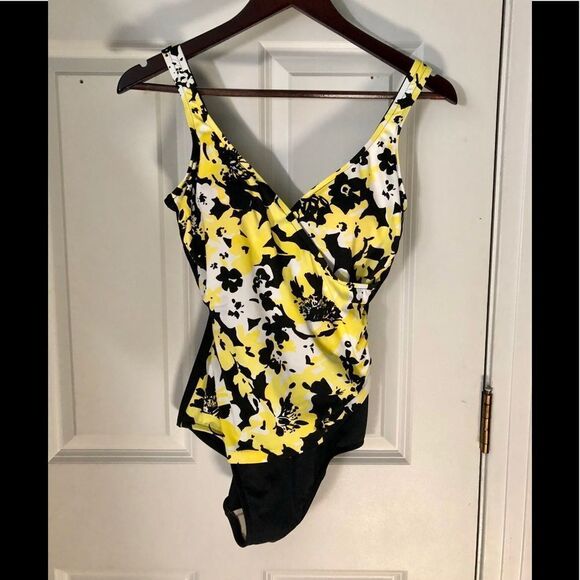 Beautiful swimsuit by Maxine of Hollywood - Picture 1 of 2